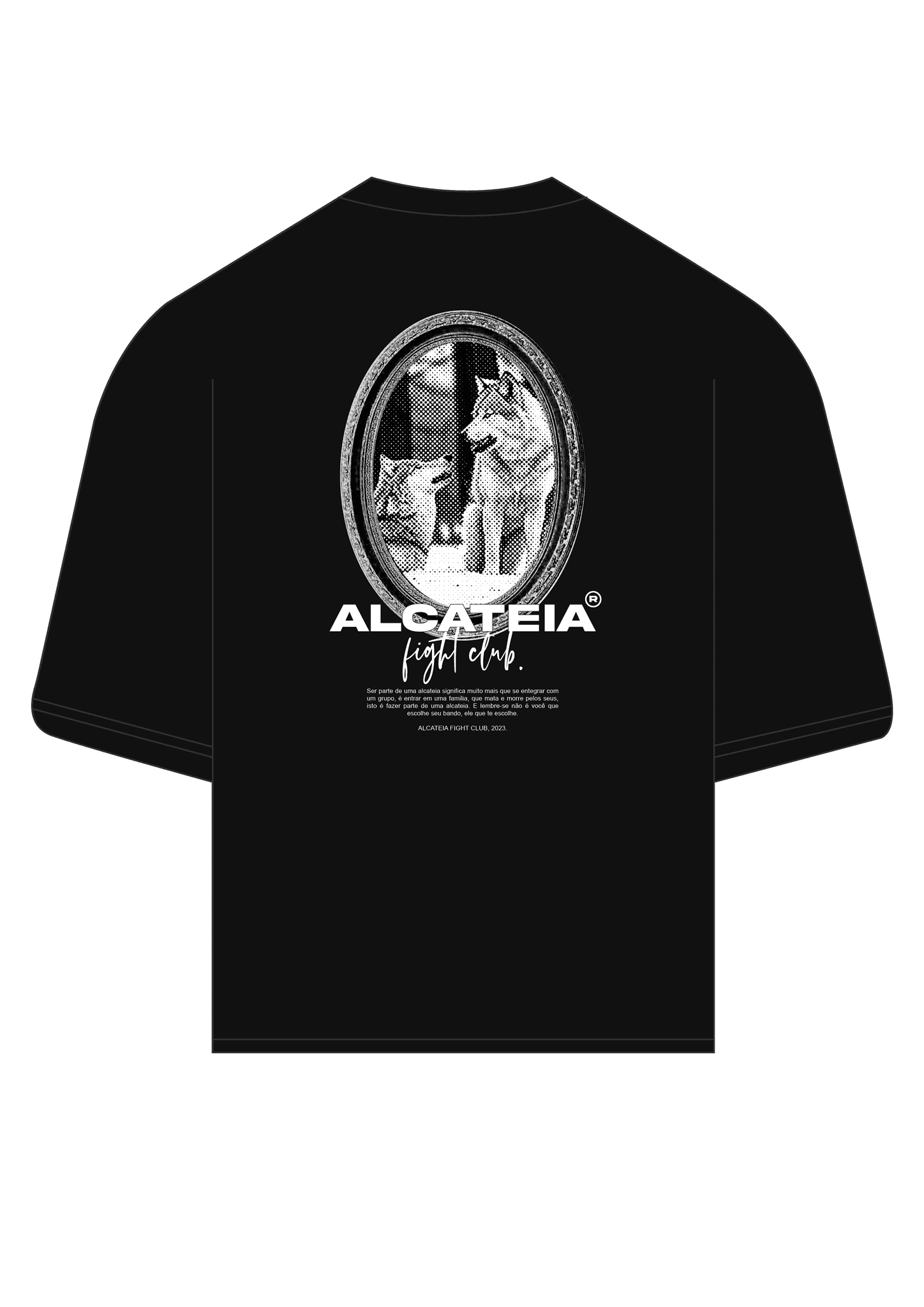 Visualização das costas de camiseta preta ALCATEIA, com dois lobos em uma moldura e a inscrição “fight club”.