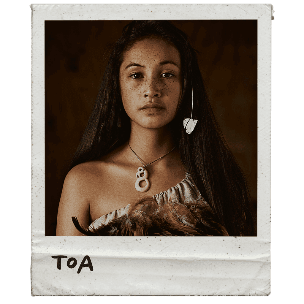 Retrato em moldura de foto instantânea de uma jovem com colar de pingente entalhado e a palavra “TOA” escrita à mão.