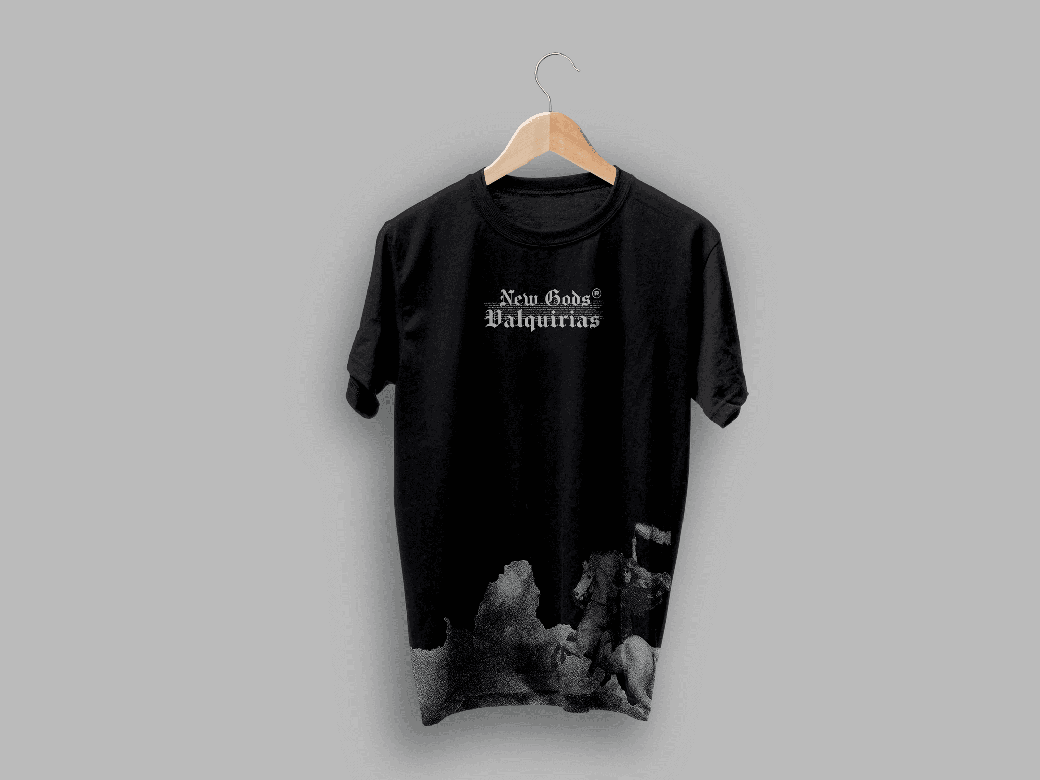Camiseta preta NEW GODS Valquírias em um cabide, com estampa em preto e branco na barra.