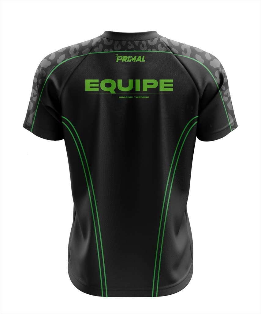 Costas de camiseta esportiva preta PRIMAL com a palavra “EQUIPE” em verde.